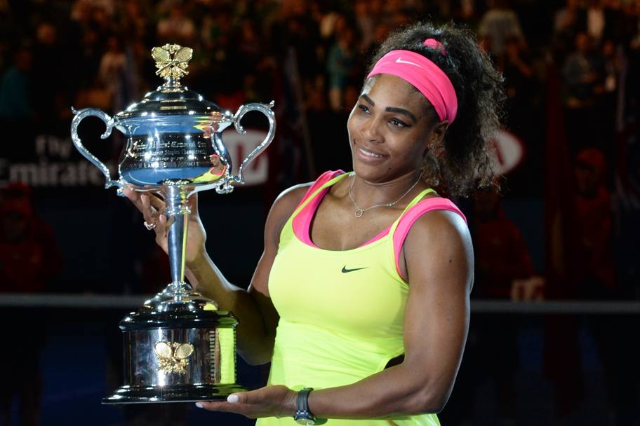 Serena Williams con il trofeo conquistato negli Australian Open 2015, il sesto in carriera (Afp)